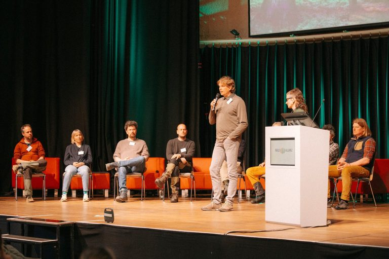 1. Tagung der Wald-Allianz im Volkshaus in Meiningen, Vorstellung der Partnerwälder, 27.04.2026, ©Wald-Allianz 1. Tagung der Wald-Allianz im Volkshaus in Meiningen, Vorstellung der Partnerwälder, 27.04.2026, ©Wald-Allianz