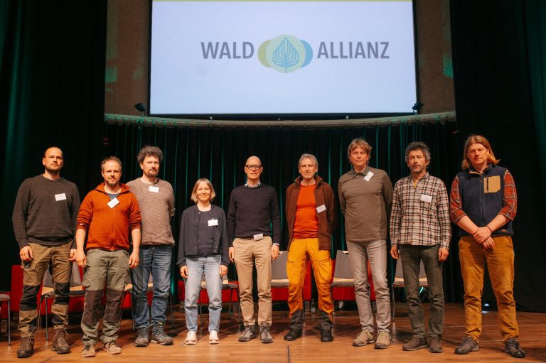1. Tagung der Wald-Allianz im Volkshaus in Meiningen, Vorstellung der Partnerwälder, 27.04.2026, ©Wald-Allianz 1. Tagung der Wald-Allianz im Volkshaus in Meiningen, Vorstellung der Partnerwälder, 27.04.2026, ©Wald-Allianz